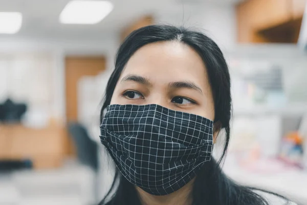 Mulher Bonita Asiática Usando Máscara Máscara Proteção Respiratória Contra Epidemia — Fotografia de Stock