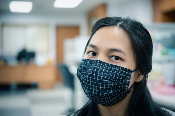 아시아의 아름다운 마스크 마스크를 유행하는 유행하는 19에 대항하거나 개념적 전염병 — 스톡 사진