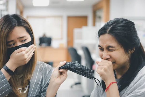 아시아의 여성들 마스크를 유행하는 유행성 19와 코로나 바이러스에 대항하여 사무실에서 — 스톡 사진
