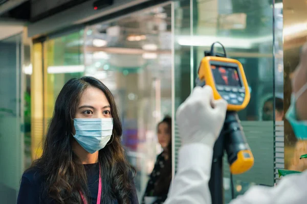 Aasian Ihmiset Odottavat Ruumiinlämpö Tarkistaa Ennen Rakennuksen Vastaan Epidemian Flunssa — kuvapankkivalokuva