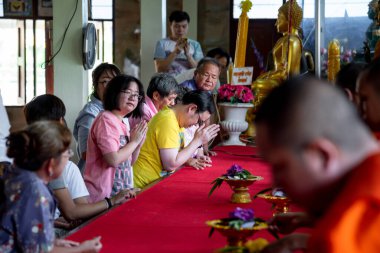 Ang Thong, Tayland - 19 Ekim 2019: Tayland 'da Budist inancında dini tören için dua eden tanımlanamayan Tayland keşişi (Wat Thai)