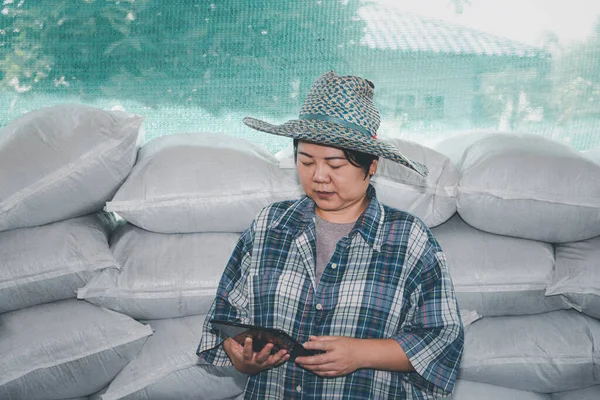 Mujer Asiática Agricultora Inteligente Feliz Una Planta Compostaje Fertilizantes Con — Foto de Stock