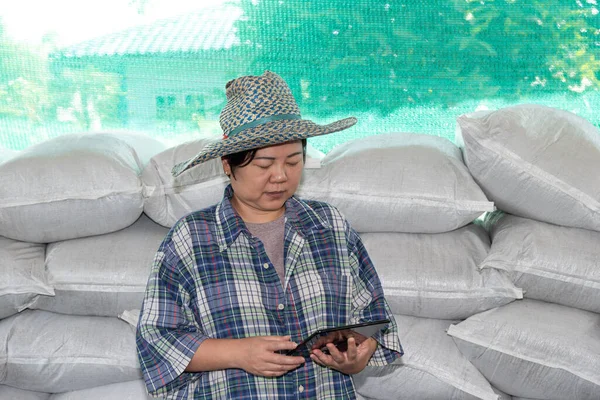 Mujer Asiática Agricultora Inteligente Feliz Una Planta Compostaje Fertilizantes Con — Foto de Stock