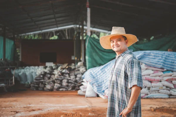 Hombre Asiático Agricultor Agricultor Feliz Una Planta Compostaje Fertilizantes Con — Foto de Stock