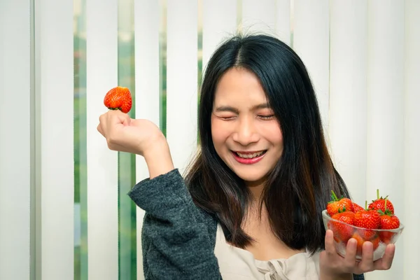 Asiatica Bella Donna Possesso Mangiare Fragola Fresca Colore Rosso Frutti — Foto Stock