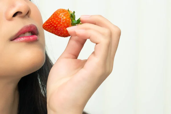 딸기를 아시아의 아름다운 여성은 딸기의 색이며 식품에 즐거움 식사와 음료이다 — 스톡 사진