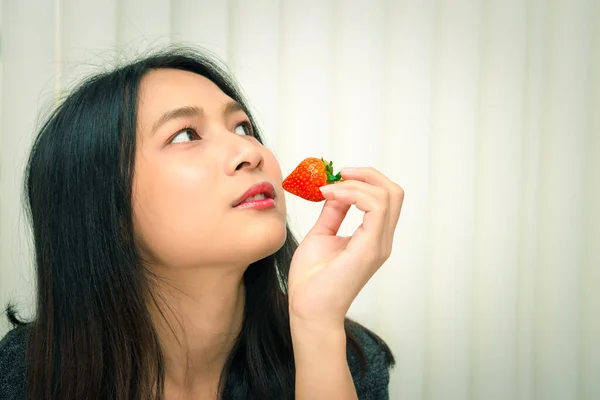 Asiatica Bella Donna Possesso Mangiare Fragola Fresca Colore Rosso Frutti — Foto Stock