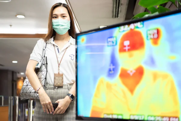 Bangkok Thailand March 2020 Unidentified People Waiting Body Temperature Check — Stock Photo, Image