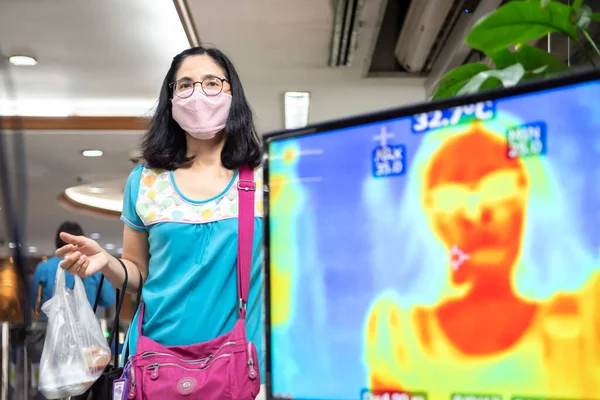 Bangkok Thailand Maret 2020 Orang Tak Dikenal Menunggu Pemeriksaan Suhu — Stok Foto