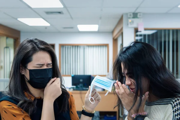 Милые Азиатки Носят Маску Защиты Дыхательных Путей Эпидемического Гриппа Covid19 — стоковое фото