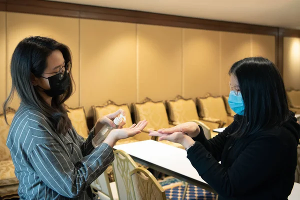 Wanita Asia Mengenakan Masker Dan Alkohol Tangan Antibakteri Gel Masker — Stok Foto