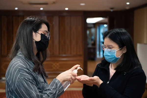 Wanita Asia Mengenakan Masker Dan Alkohol Tangan Antibakteri Gel Masker — Stok Foto