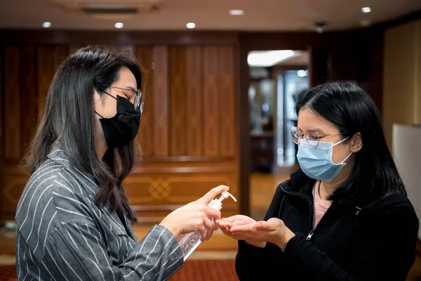 Asiatiske Kvinder Iført Maske Alkohol Antibakterielle Hånd Gel Åndedrætsværn Maske - Stock-foto