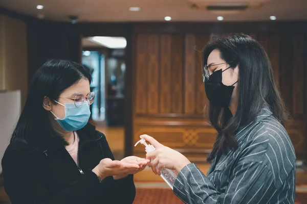 Asiatiske Kvinder Iført Maske Alkohol Antibakterielle Hånd Gel Åndedrætsværn Maske - Stock-foto