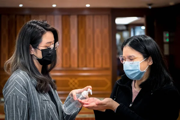 Asiatiske Kvinner Med Maske Maske Med Antibakteriell Håndgel Respirasjonsbeskyttelse Mot – stockfoto