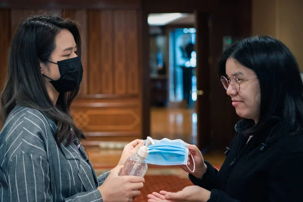 Asiatiske Kvinder Iført Maske Alkohol Antibakterielle Hånd Gel Åndedrætsværn Maske - Stock-foto