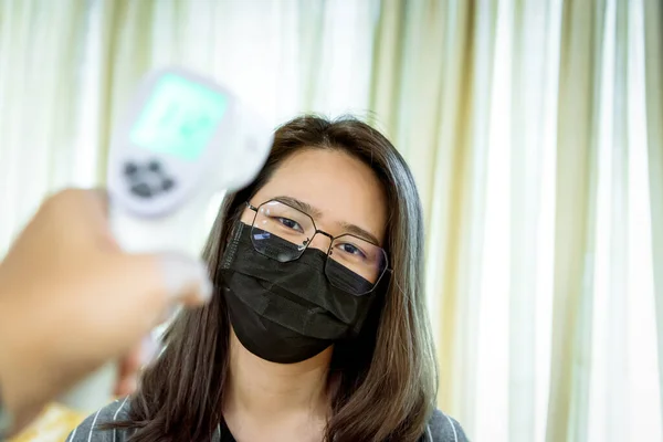 Wanita Asia Yang Mengenakan Topeng Pelindung Pernapasan Terhadap Flu Epidemi — Stok Foto