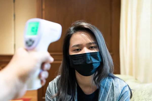Femeia Asiatică Care Poartă Mască Protecție Respiratorie Împotriva Gripei Epidemice — Fotografie, imagine de stoc