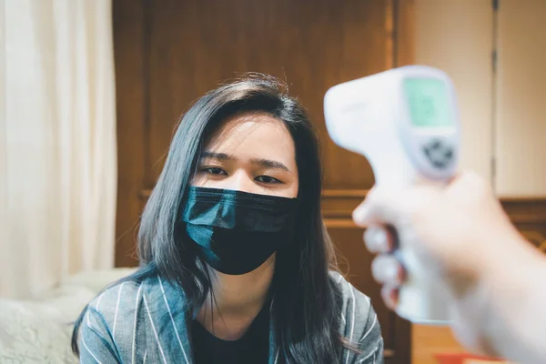 Wanita Asia Yang Mengenakan Topeng Pelindung Pernapasan Terhadap Flu Epidemi — Stok Foto