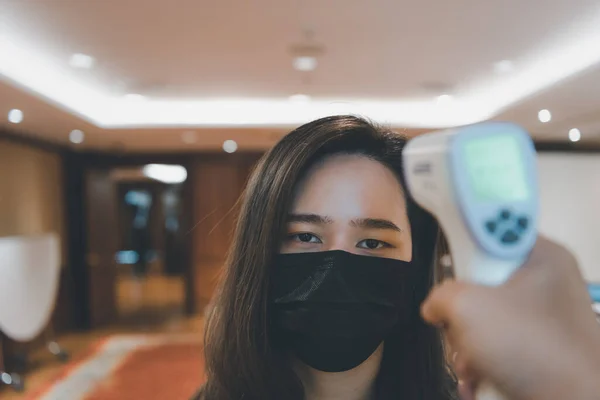 Mulher Asiática Usando Máscara Máscara Proteção Respiratória Contra Epidemia Gripe — Fotografia de Stock