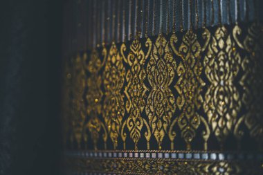 İpek kumaş, Tayland ve Asya stili. Geleneksel ipek kumaş. Geleneksel moda mağazasında sergilenmek ve satılmak üzere buruşmuş.