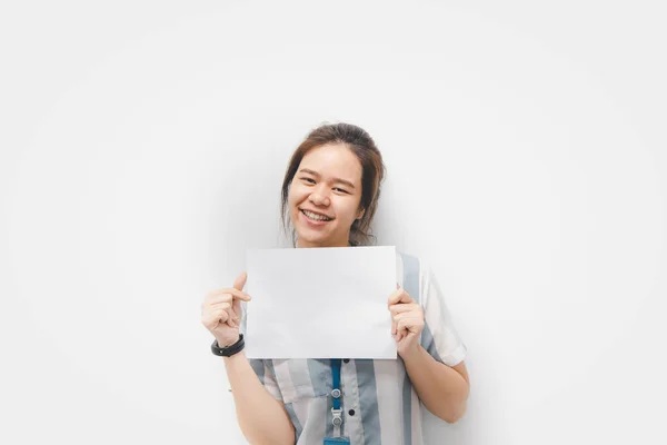 Asiatica Bella Donna Che Mostra Carta Bianca Vuota Spazio Copia — Foto Stock