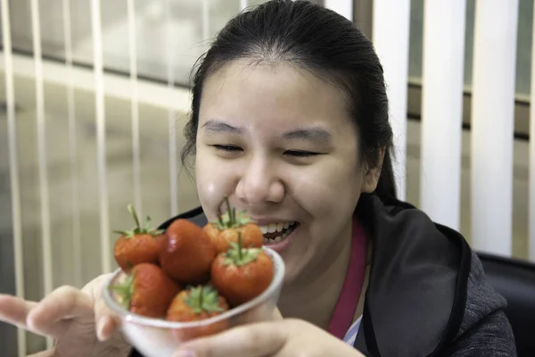 Asiática Bonita Mujer Sosteniendo Comiendo Fresa Fresca Color Rojo Bayas — Foto de Stock