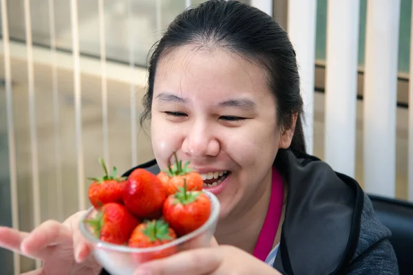 Asiática Bonita Mujer Sosteniendo Comiendo Fresa Fresca Color Rojo Bayas —  Fotos de Stock