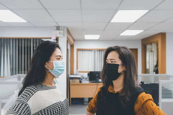 Wanita Cantik Asia Mengenakan Masker Perlindungan Pernapasan Topeng Terhadap Flu — Stok Foto