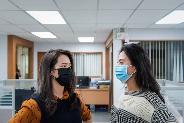 Asiatiske Smukke Kvinder Iført Maske Åndedrætsværn Maske Mod Epidemisk Influenza - Stock-foto