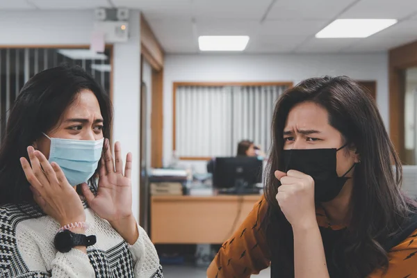 Femeile Drăguțe Asiatice Care Poartă Mască Protecție Respiratorie Împotriva Gripei — Fotografie, imagine de stoc