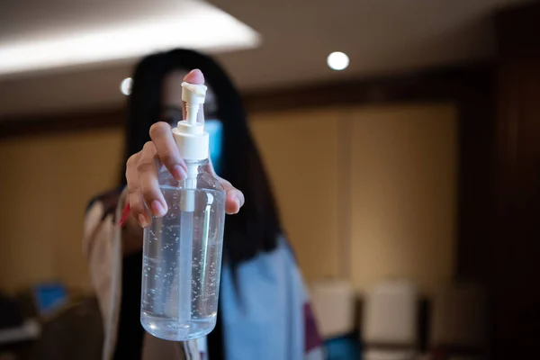 Asiatisk Kvinna Bär Mask Och Alkohol Antibakteriell Hand Gel Andningsskydd — Stockfoto