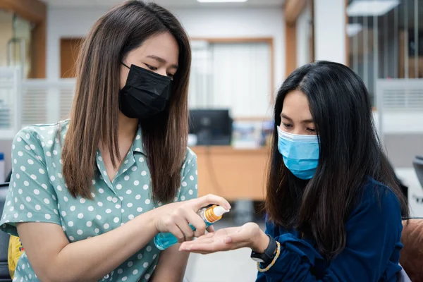 Wanita Asia Mengenakan Masker Dan Alkohol Tangan Antibakteri Gel Masker — Stok Foto