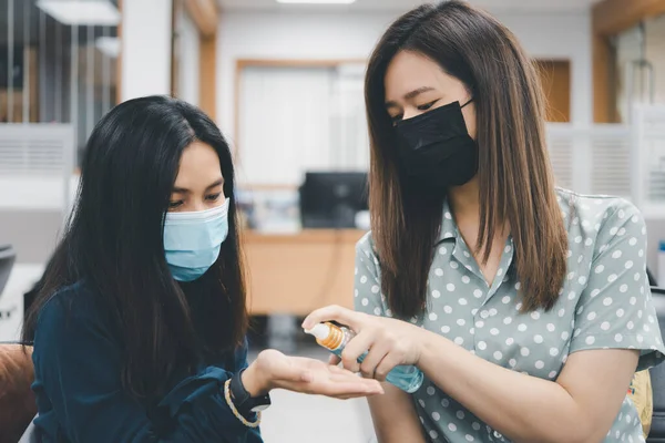 Wanita Asia Mengenakan Masker Dan Alkohol Tangan Antibakteri Gel Masker — Stok Foto