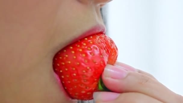 Aziatisch Mooi Vrouw Houden Eten Verse Aardbei Rode Bes Fruit — Stockvideo