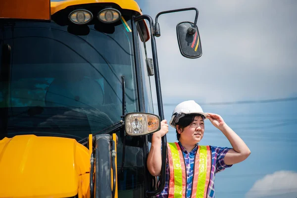 Asiatisk Kvinna Byggnadsingenjör Arbetare Eller Arkitekt Med Hjälm Och Säkerhetsväst — Stockfoto