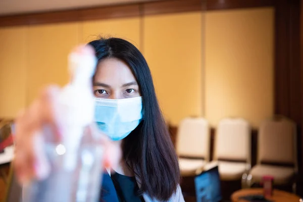 Aziatische Vrouw Draagt Masker Alcohol Antibacteriële Hand Gel Respiratoire Bescherming — Stockfoto