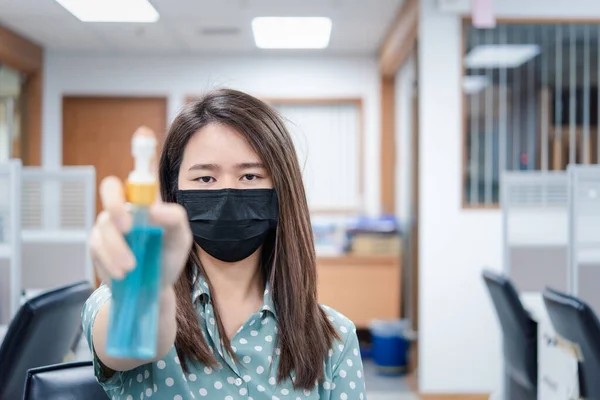 Asian Woman Wearing Mask Alcohol Antibacterial Hand Gel Respiratory Protection — Stock Photo, Image