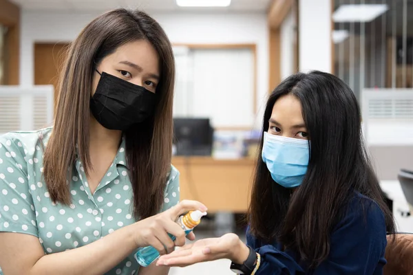 아시아 여성들은 마스크를 항균성 마스크를 착용하고 유행하는 코로나 바이러스에 대항하여 — 스톡 사진