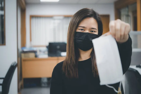 아시아의 아름다운 마스크 마스크를 유행하는 유행하는 19에 대항하거나 개념적 전염병 — 스톡 사진