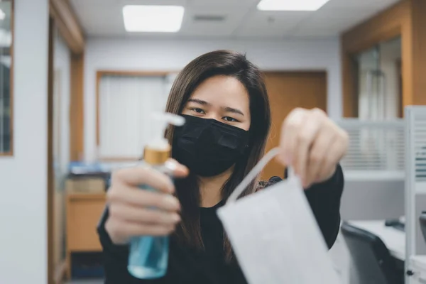 아시아 마스크를 항균성 마스크를 유행하는 19나 코로나 바이러스에 대항하는 아시아 — 스톡 사진