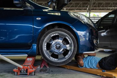 Bangkok, Tayland - 31 Ağustos 2017: Tanımlanamayan araba tamircisi veya tamircisi araba tamirhanesinde veya tamirhanede tamir ve onarım sorunları için araba motorunu kontrol ediyor