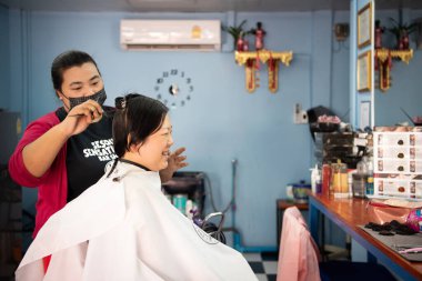 Bangkok, Tayland - 2 Şubat 2020: Kimliği belirsiz Asyalı kadın kuaför ya da saç kesimi bir kadın berber dükkanında moda saç stili müşterisi.