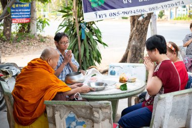 Ang Thong, Tayland - 9 Şubat 2020: Tayland 'da Budist inancında dini tören için dua eden tanımlanamayan Tayland keşişi (Wat Thai)