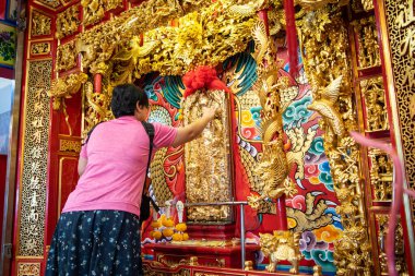 Samut Sakorn, Tayland - 15 Şubat 2020: Sanlugmuang Samut Sakorn (Chao Po Vichian Chot) Bu türbe insanların ibadet ettiği kutsal bir yerdir ve aynı zamanda ildeki balıkçıların merkezidir.
