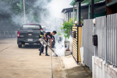 Bangkok, Tayland - 3 Temmuz 2016: Sivrisinekler için DDT spreyi kullanan tanımlanamayan kişiler, Malaria, Ensefalit, Dang ve Zika virüslerini kontrol ederek öldürüyorlar..