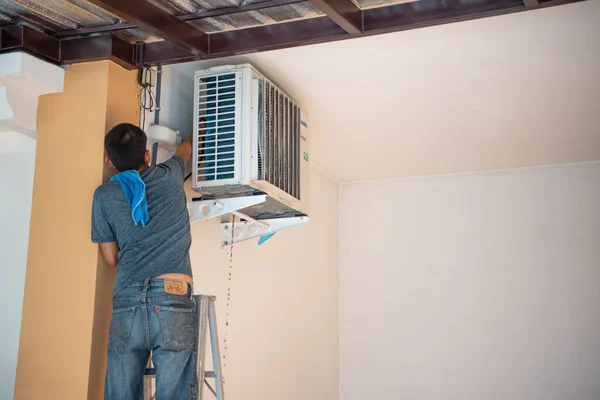 Bangkok Thailand January 2020 Unidentified Worker Cleaning Coil Cooler Air — Stock Photo, Image