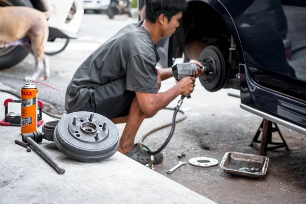 Бангкок Таїланд Лютого 2020 Непізнаний Автомеханік Або Службовець Демонтажу Перевірка — стокове фото