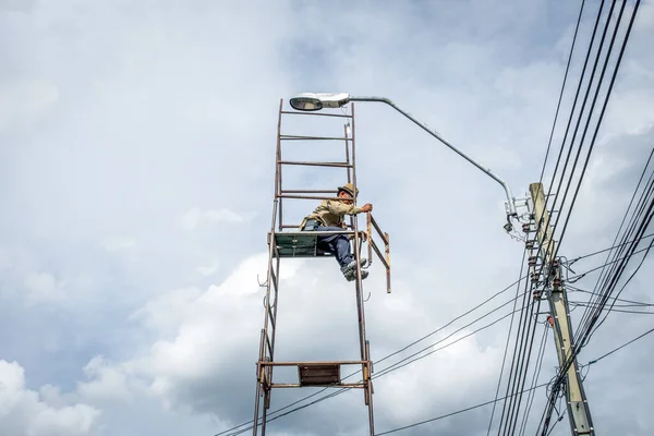 Bangkok Tailândia Junho 2016 Eletricistas Não Identificados Faz Tudo Corre — Fotografia de Stock