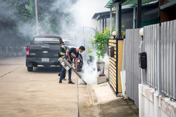 Bangkok Tajlandia Lipca 2016 Niezidentyfikowani Ludzie Mgławią Sprayem Ddt Zabijania — Zdjęcie stockowe